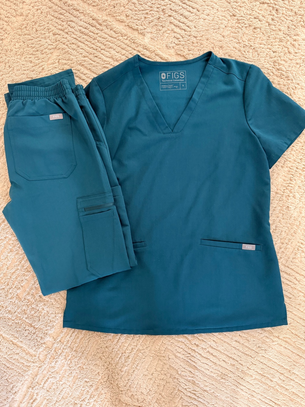 ⭐️Caribbean blue figs scrub top⭐️